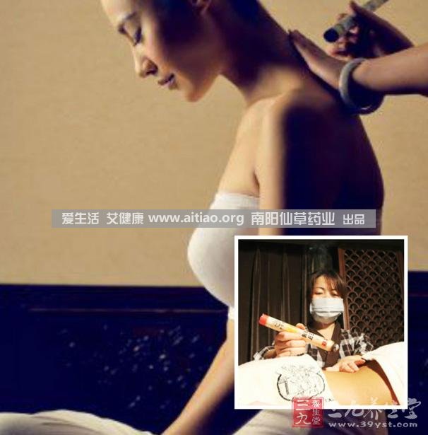 足三里穴是位于外膝的下3寸、脛骨外側一橫指左右的位置，艾灸10-15分鐘即可，需堅持一段時間，很快可以看到祛濕的效果。